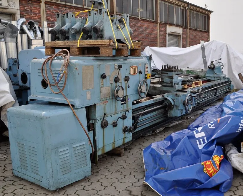 Großdrehmaschine im Werkstatthof — schwere Industriedrehbank im GambTec Bestand